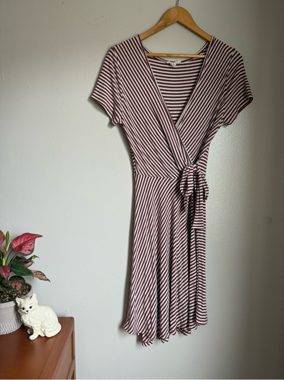 super flattering dusty brick red & white striped a-line plunge neck sundress